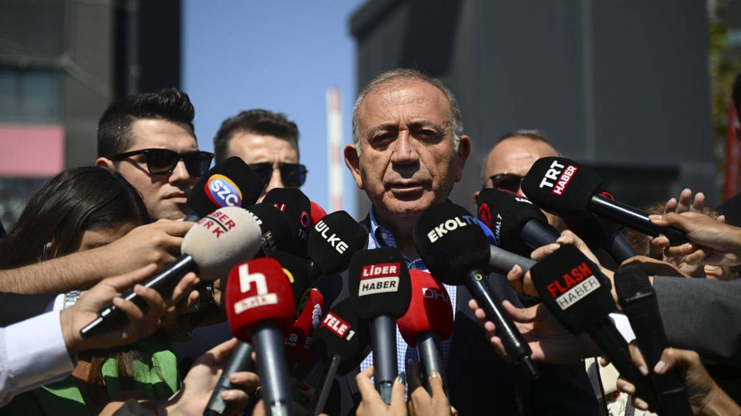 Gürsel Tekin, Özgür Özel'i hedef aldı